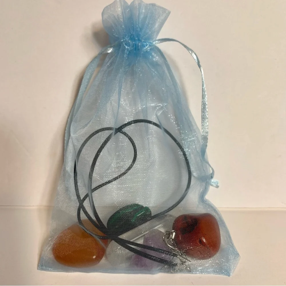 Collection of crystals including one necklace. - Picture 2 of 9